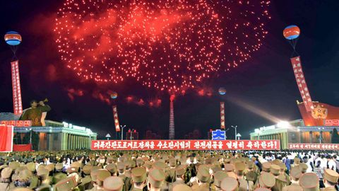 Fuegos artificiales en Piongyang para celebrar una prueba de una bomba de hidrgeno (Corea del Norte).