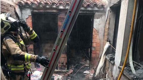 Los Bomberos de Oviedo extinguiendo un incendio en Ciudad Naranco