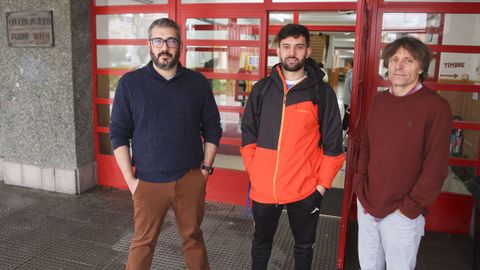 El director del instituto (a la izquierda) junto a Daniel y Álvaro, los profesores de educación física