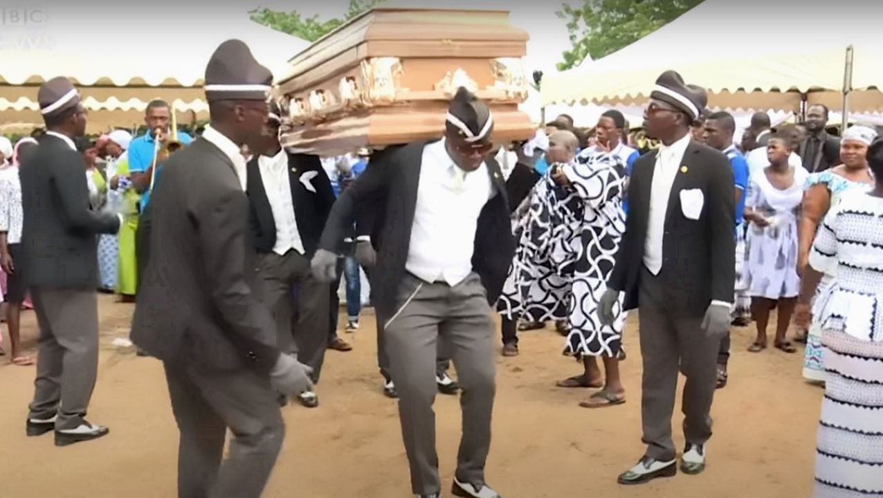 Todos los memes tienen en común que terminan con las imágenes de los porteadores de ataúdes bailando