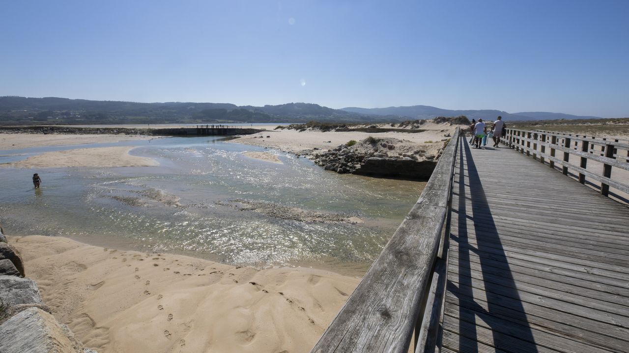 �De momento a�nda pasa auga, pero parece que est� pechando outra vez�, expresaba ayer el concejal Miguel Vales en relaci�n al canal de Baldaio. La desaparici�n del agua estancada y de los malos olores que esta originaba ha facilitado el regreso de ba�istas y usuarios al arenal, tras recuperarse el flujo intermareal con la reapertura manual.