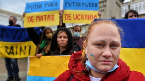 «Hoy somos nosotros, pero mañana podéis ser vosotros». Las concentraciones de ciudadanos ucranianos se suceden por Galicia. Esta protesta es de esta mañana en A Coruña