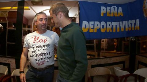 La pea deportivista Berberecho de Noia entrega el berberecho de plata al jugador del deportivo Alex Bergantios