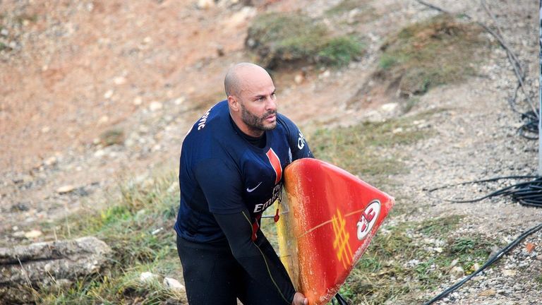 De estrella a violador condenado, la sorprendente historia de Karim Braire, surfista mitómano del País Vasco francés