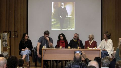 El acto central del homenaje se celebró en el salón de actos de la Casa da Cultura, presidido por una gran foto del alcalde Antonio Reboiro