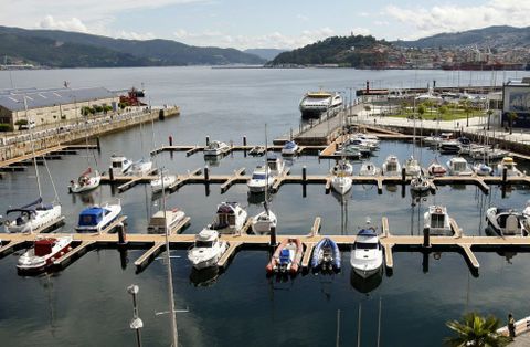 Vista de la zona portuaria del centro de Vigo en la que se atracan numerosas embarcaciones