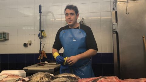Nicolás Pereira vende pescados en Nico, su puesto en el mercado de A Magdalena