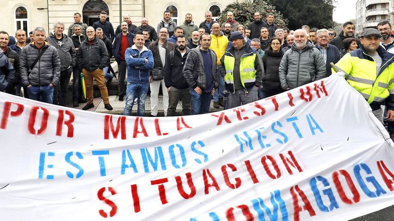 La plantilla de Ganomagoga ante el concello de Ponteareas.