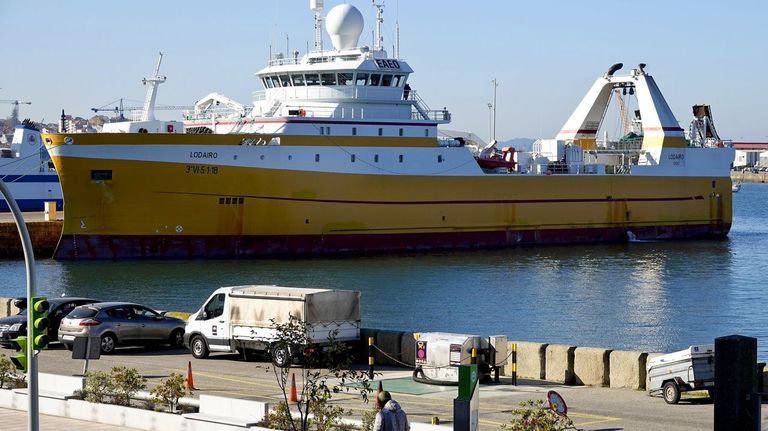 El Lodairo, de 86 metros de eslora, en su base del puerto de Vigo