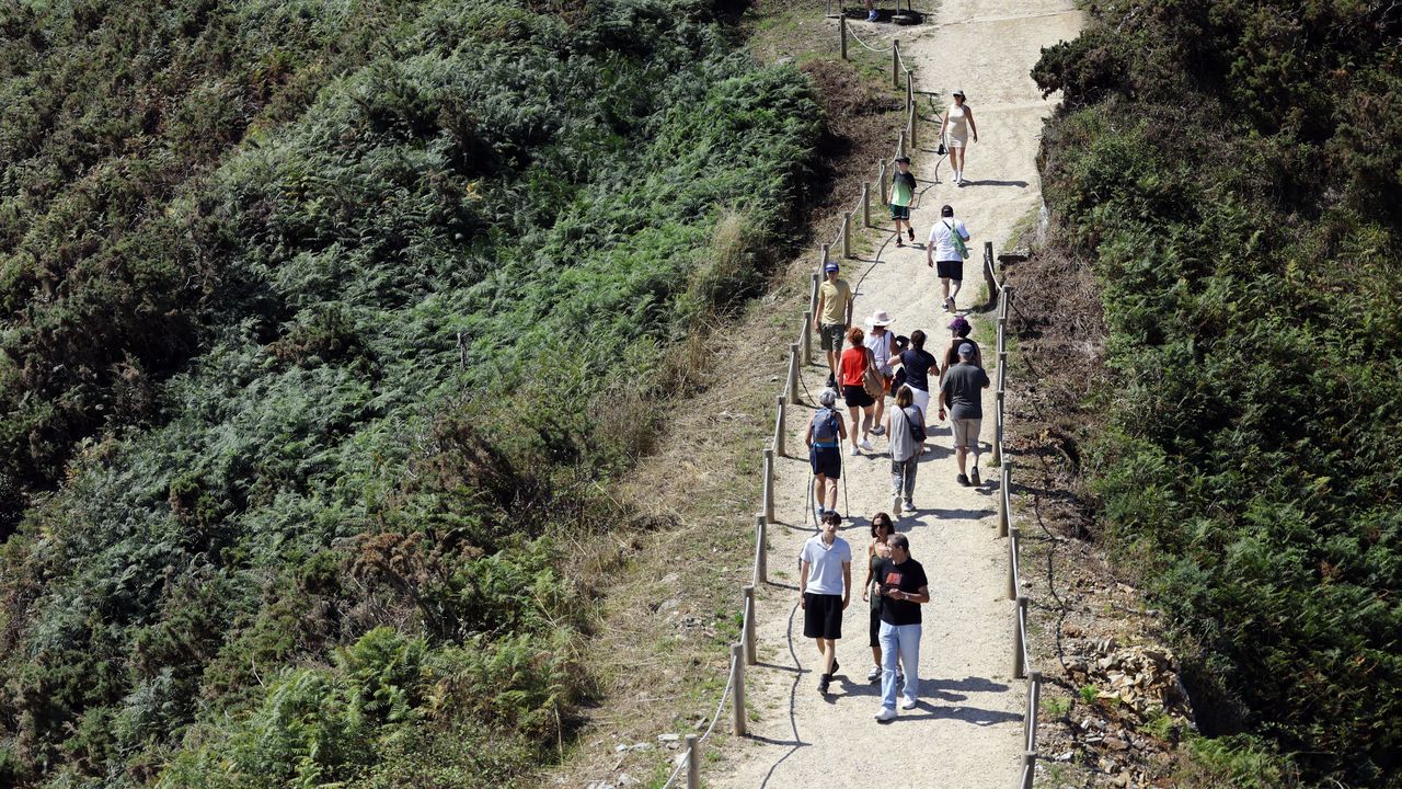 La experiencia de los turistas en la pasarela vicedense.Punto limpio de A Laracha.