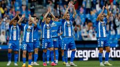 Los jugadores del Deportivo saludan a la hinchada al final del ltimo partido en casa