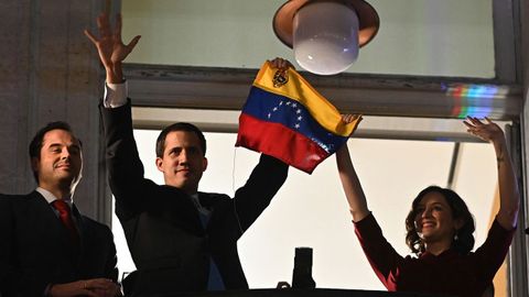 Ayuso y Guaid saludan en la Puerta del Sol al millar de venezolanos que han acudido a manifestarse en repulsa por el rgimen de Nicols Maduro en su pas