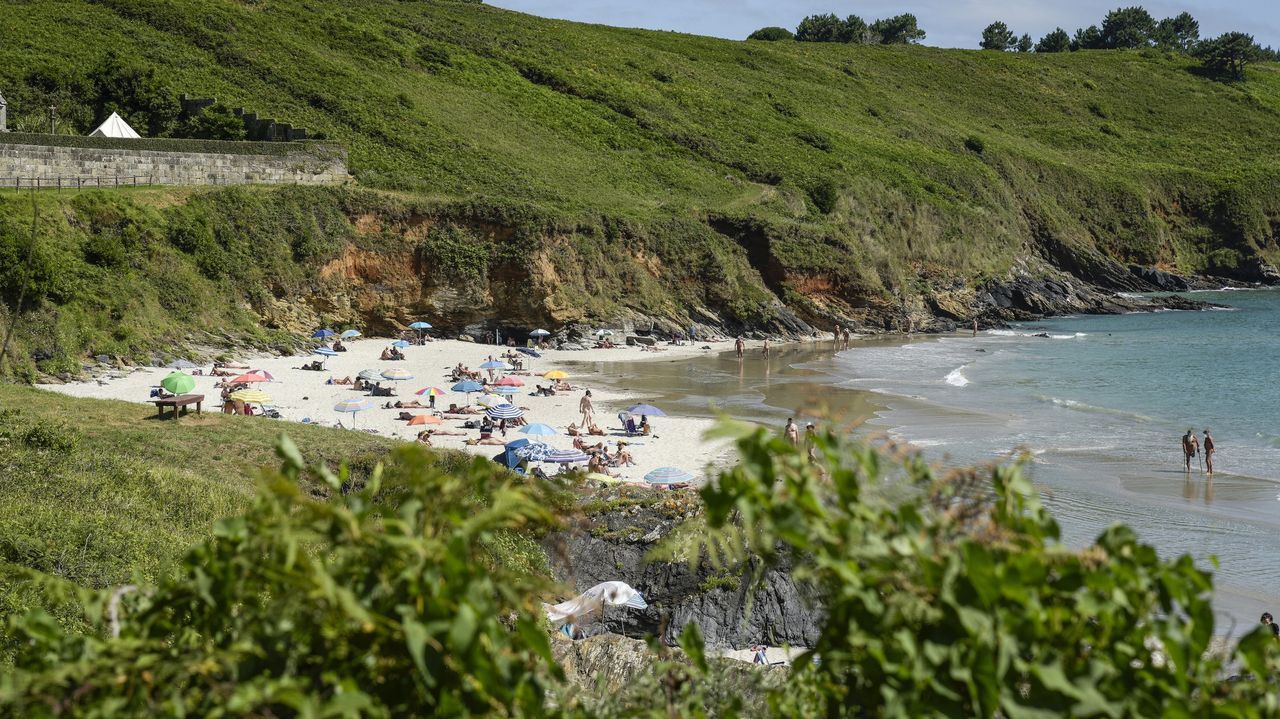 La cerveza medieval del monasterio de San Benito llega en barco por el L�rez a la Feira Franca.Imagen de la playa de Bascuas.