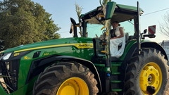 La pareja de santiagueses que lleg en tractor al banquete de su boda