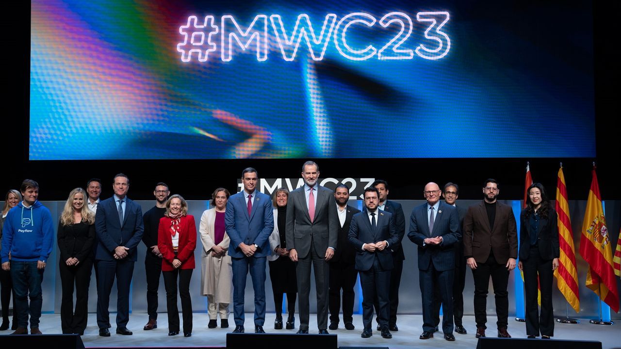 Vox registra en el Congreso su segunda mocin de censura de la legislatura.Ada Colau y Pere Aragons, en la foto oficial del Mobile World Congress