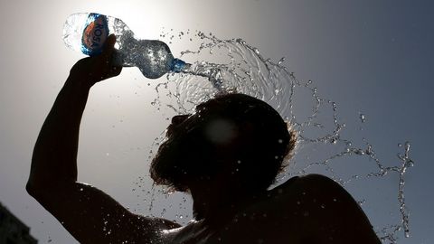 Un hombre echndose agua en la cara, en Macedonia