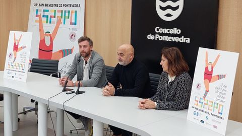 Victor Riob, Tino Fernndez y Charo Castro, en la presentacin de la San Silvestre 2022 en el Concello de Pontevedra