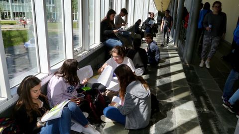 Alumnos del IES Alexandre Bveda de Vigo en las pruebas de selectividad en la facultad de Biologa de la Universidad de Vigo