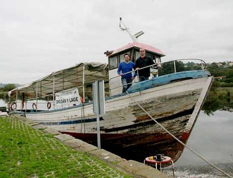 Rafael Lage y Javier Naveira se ocupan de la restauracin del barco desde su reflotamiento.