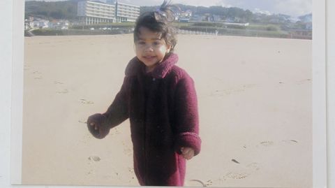 «Mi niñez la recuerdo muy, muy feliz». Sonia escoge una foto de cuando era pequeña en la playa de Valdoviño, porque asegura que esa etapa fue completamente feliz. «Me gusta mucho la naturaleza y los animales, todos», dice ante sus medallas (arriba) en la mano coge la que dedica a su compañera de Lalín.