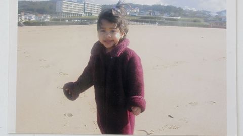 Mi niez la recuerdo muy, muy feliz. Sonia escoge una foto de cuando era pequea en la playa de Valdovio, porque asegura que esa etapa fue completamente feliz. Me gusta mucho la naturaleza y los animales, todos, dice ante sus medallas (arriba) en la mano coge la que dedica a su compaera de Laln.