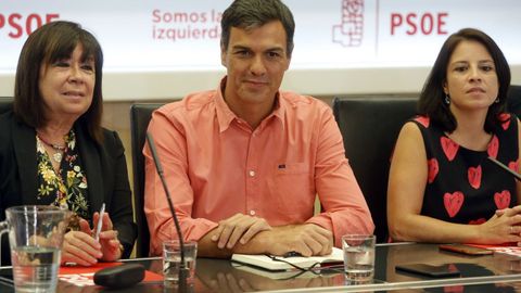 El presidente del Gobierno, Pedro Sánchez, junto a la presidenta del PSOE, Cristina Narbona (izq) y Adriana Lastra, exvicesecretaria general del partido (dcha)