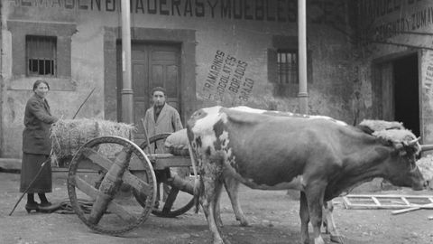 Una mujer y un ni�o en una carreta con bueyes