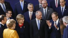 Orbn y Tusk, con otros lderes europeos, durante una foto de familia de una cumbre