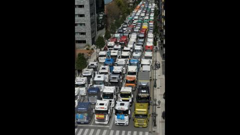 Caravana de camiones, durante la protesta de Oviedo
