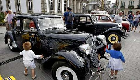 La concentracin de coches antiguos lleva tres aos celebrndose en la praza de Espaa. 