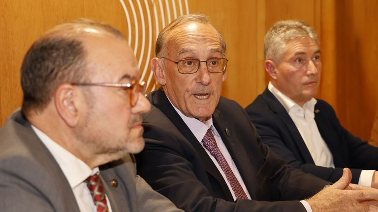 El rector de Vigo revela ahora que sigue preparando un plan para implantar Medicina «como plan B»