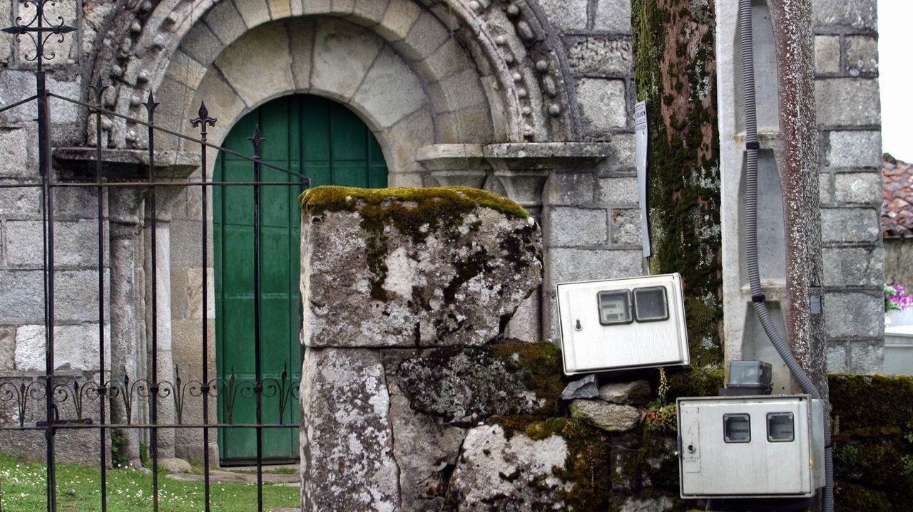 Contadores de la luz a la entrada de una iglesia romnica, en una imagen de archivo