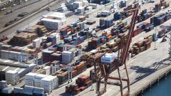 Zona de descarga de contenedores en el Puerto de Vigo