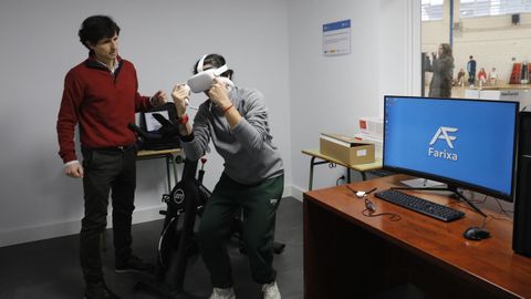 Miguel Aragón supervisa una sesión con las gafas de realidad virtual en el laboratorio.