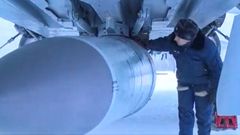 Un soldado inspecciona un misil hipersnico Kinzhal instalado en un caza MiG-31K durante las maniobras realizadas por Rusia en febrero antes de la invasin de Ucrania.