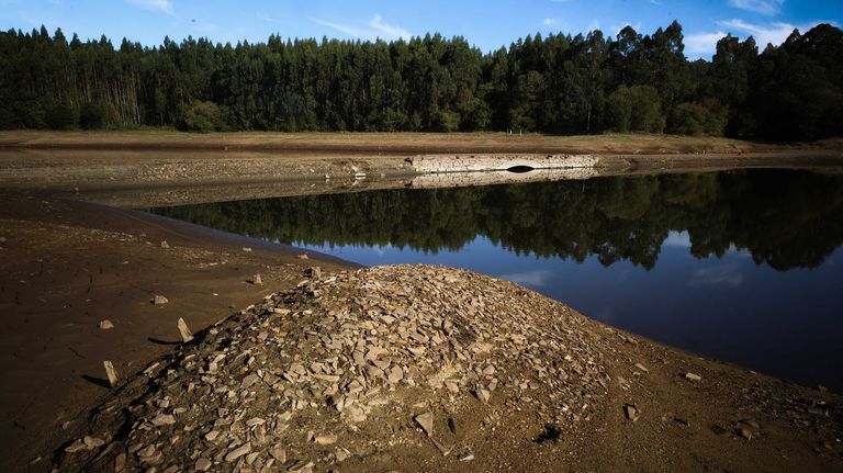 La sequía no termina con la llegada del otoño y obliga a seguir repartiendo agua con cisternas en varios puntos de Galicia