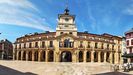 El ayuntamiento de Oviedo en la plaza de la Constitución, actualmente. El arco central era uno de los accesos de la muralla medieval y como tal se respetó en 1621