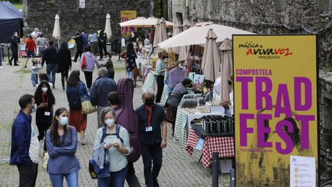 Vista del acceso a los escenarios del Compostela TradFest en el parque de Bonaval, con la feria de artesanía y productos enogastronómicos gallegos