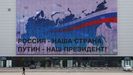 Una pantalla electrónica gigante muestra en Moscú el mapa ruso y el eslogan «¡Rusia es nuestro país, Putin es nuestro presidente!»