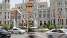 Sede del Ayuntamiento de Madrid donde ondean dos banderas de Espaa y la LGTBI en la parte izquierda del edificio
