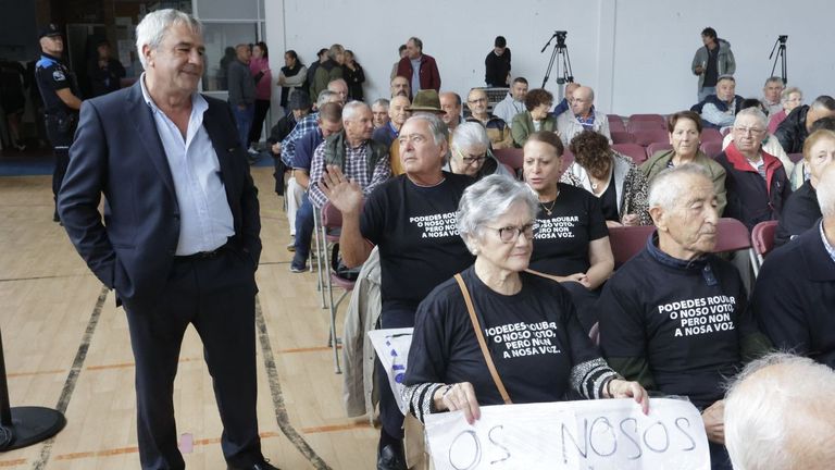«¡Mentirosos, Javier é o noso alcalde de Carral!»