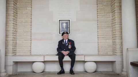 Victor Urch, veterano de guerra de 94 años, posa en el cementerio de Bayeux. Sirvió en la Armada Real como artillero durante el desembarco en la playa Juno