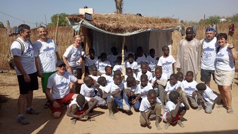 Miembros de Hospitaleros Sin Fronteras en Mbou, Senegal, con los nios talibs con los que colaboran