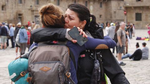 Giorgia e Cruz e abrzanse no Obradoiro tras completar o Camio Francs.