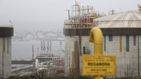 La terminal de Reganosa en la ra de Ferrol cuenta con dos tanques de almacenamiento
