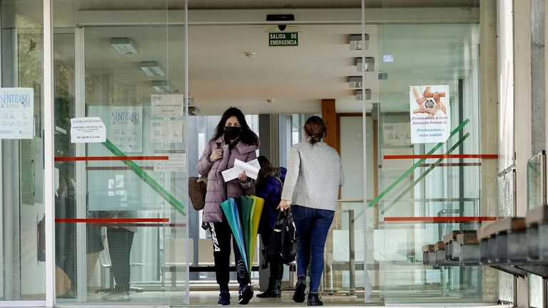 Una repesca, ocho residentes y horas extras para cubrir 32 puestos sin médico en centros de salud de Vigo