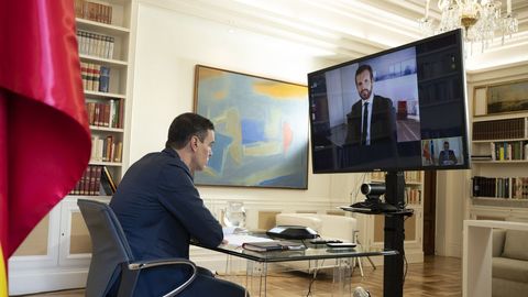 El presidente del Gobierno, Pedro Snchez, durante una videoconferencia con el lder de la oposicin, Pablo Casado, el pasado 20 de abril