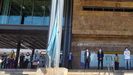 Funcionarios del Principado y consejeros guardan un minuto de silencio delante del edificio del Easmu, en Oviedo