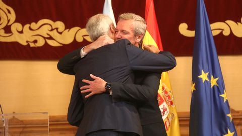 Abrazo entre Alfonso Rueda y Francisco Conde