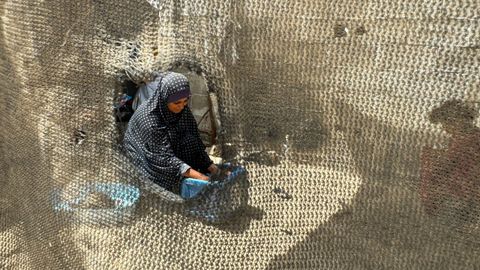 Una mujer palestina lava la ropa en Rafah.